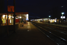 904816 Gezicht op de perrons van het N.S.-station Driebergen-Zeist te Driebergen-Rijsenburg, bij avond.